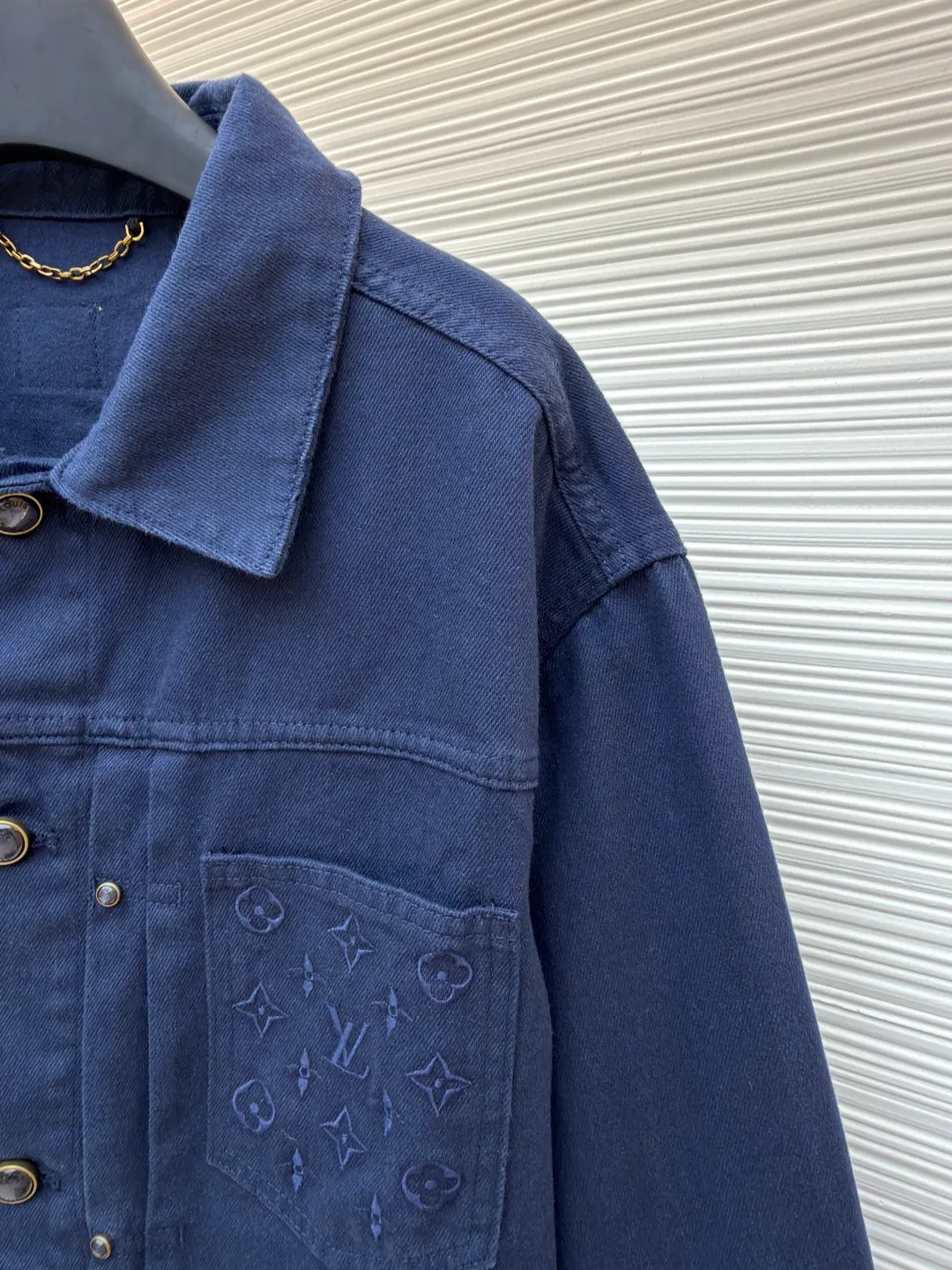 LOUIS VUITTON dyed truck denim jacket ●Authentic product: 17800 purchase and development ●Item number: 1681051-B65 ●Fabric: denim fabric ●Technology: embossed production ●Version: fitted version ●Weight: about 870 grams ●Size: 46-48-50-52 ●Description: Customized pure cotton thick woven denim Template machine bag opening Preset template to guide the position, shape and size of bag opening Accuracy ensures the quality of the bag opening effect. The soft light ancient wash process uses specific chemical and logistics treatments to make the surface of the fabric show a soft luster. It not only retains the original texture but also adds a gentle atmosphere. The overall routing is straight and delicate, the fabric is comfortable and soft, and the color is consistent without color difference. It can be matched with the same style to create a fashionable look and control various occasions. Customized accessories, complete three standards, same style for men and women!
